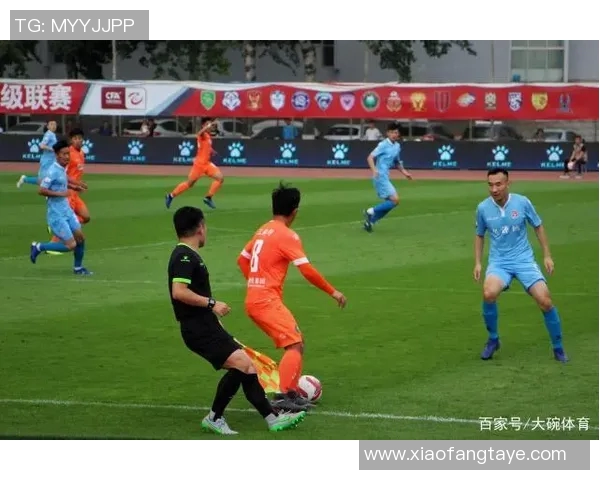 武汉对阵恒大激战正酣比分悬念不断双方球员全力以赴争夺胜利