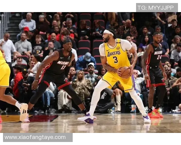 湖人对阵热火的比赛中为何双方选择放弃进攻策略解析
