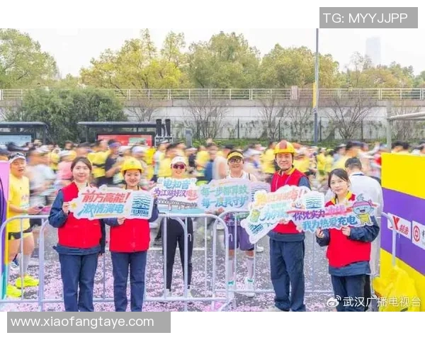 武汉滑板队勇闯城市马拉松展现青春风采与拼搏精神